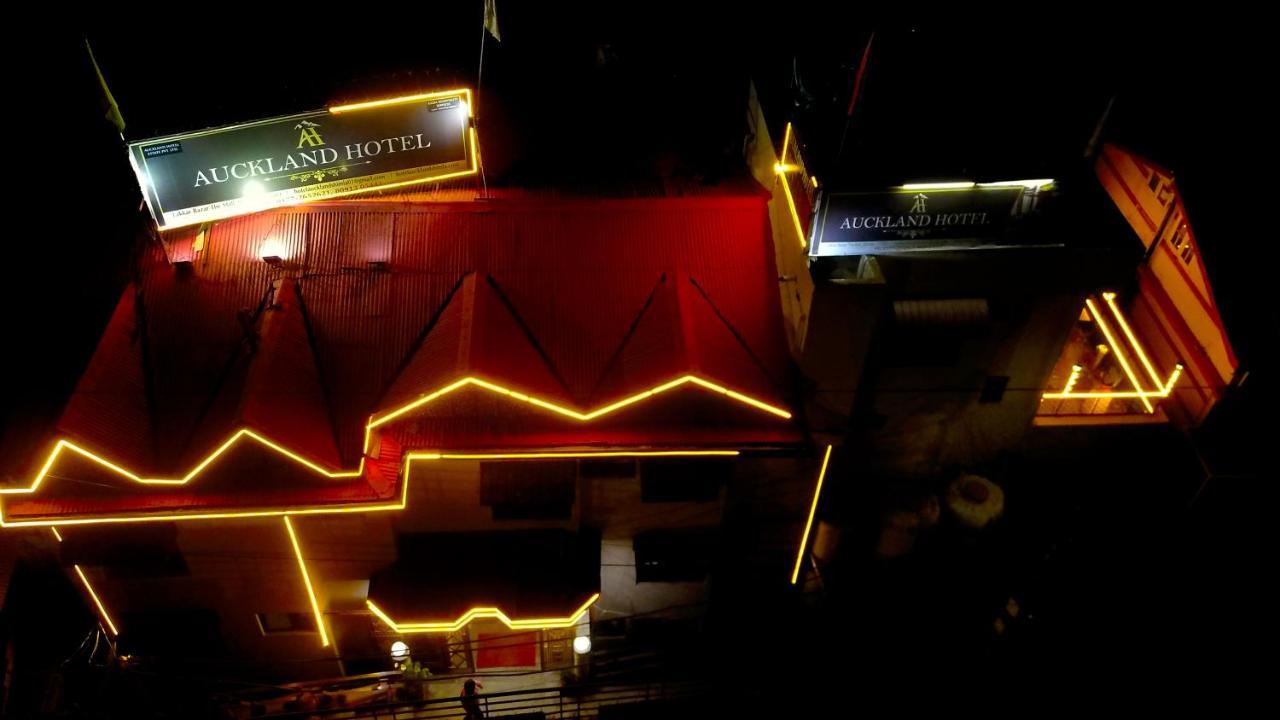 שימלה Auckland Hotel And Restaurant Near Mall Road מראה חיצוני תמונה