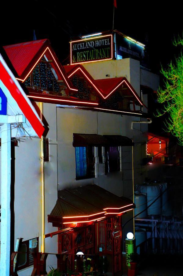 שימלה Auckland Hotel And Restaurant Near Mall Road מראה חיצוני תמונה